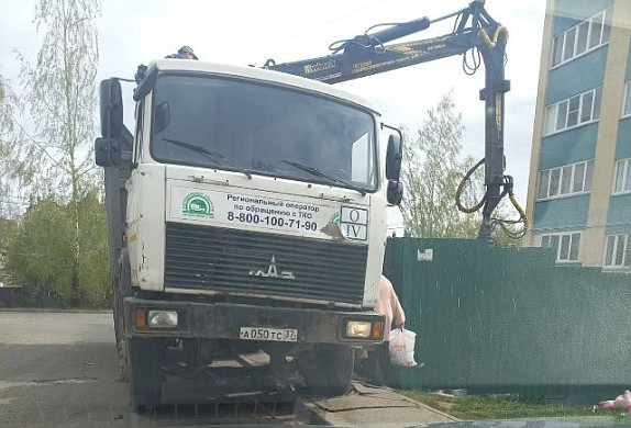 Мусоровоз 7 месяцев разрушает тротуар на Авдотьинской улице в Иванове